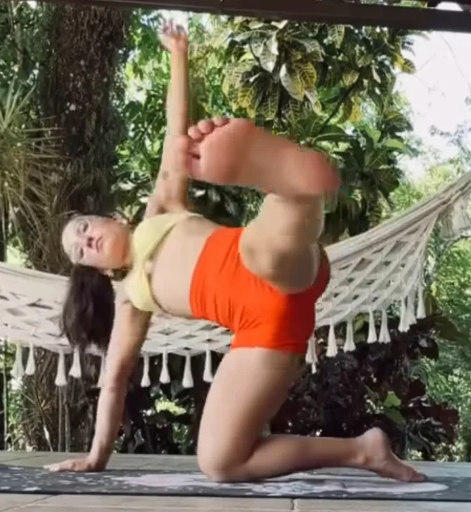 Larissa manoela- yoga image 8