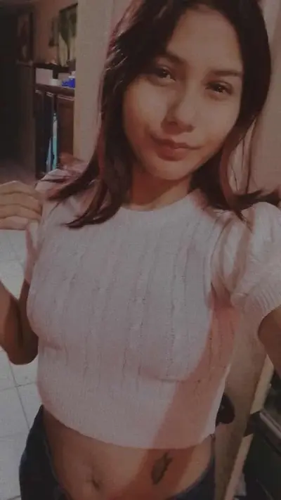 Cómo le encanta enseñar sus ricas tetas a la putita de Lesli Michel 🤭 cover image