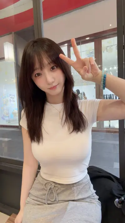 Cosplayer & Gravure Idol Moe Iori cover image