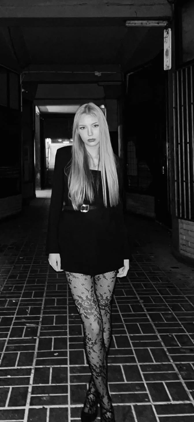 Blonde teen goes deep image 3
