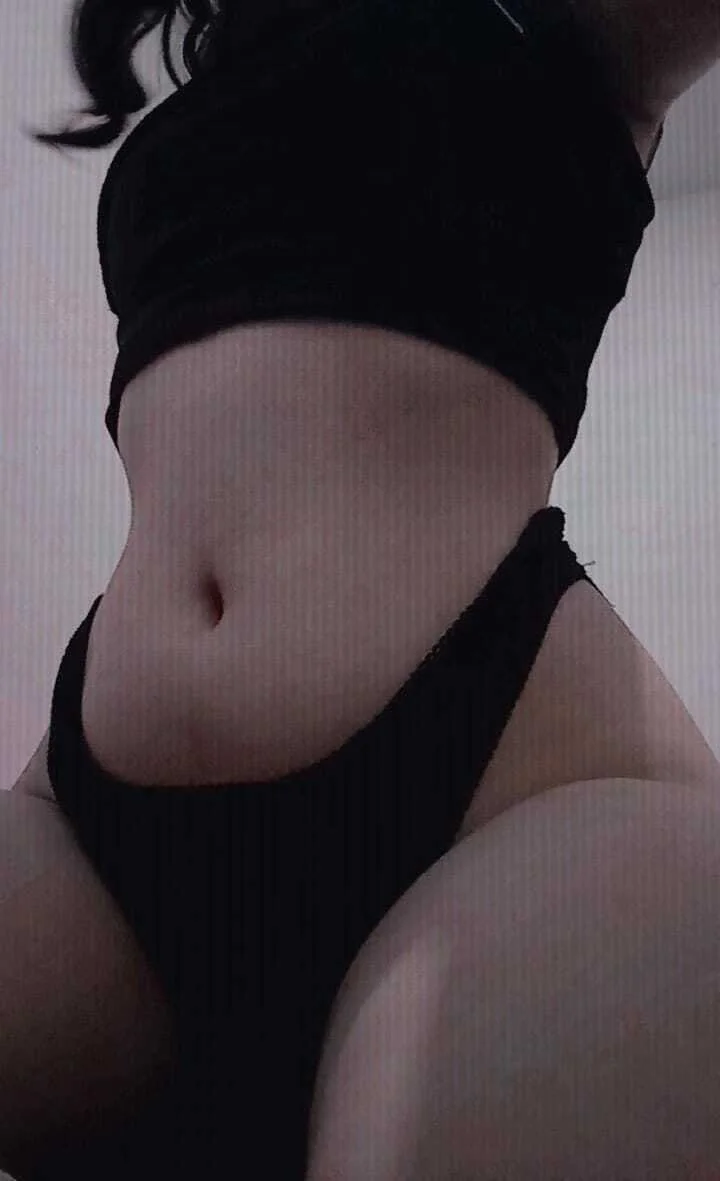 Esta morrita flaquita es toda una puta con un rico culito image 4