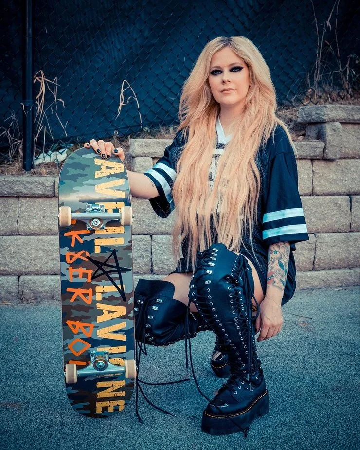 And now, ladies and gentlemen, here’s Avril Lavigne! Feel free to edit or caption these pics. image 4