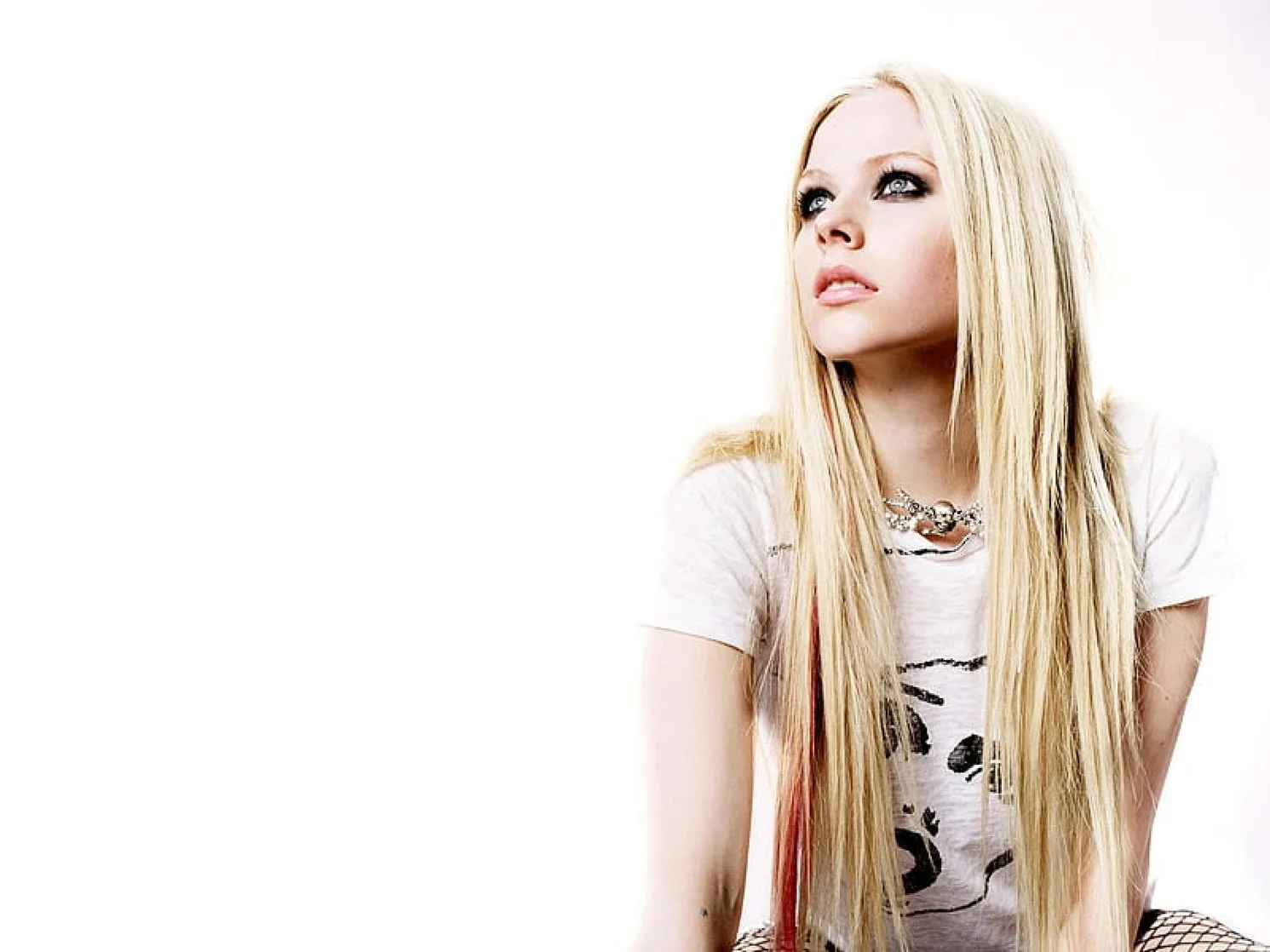 And now, ladies and gentlemen, here’s Avril Lavigne! Feel free to edit or caption these pics. image 8