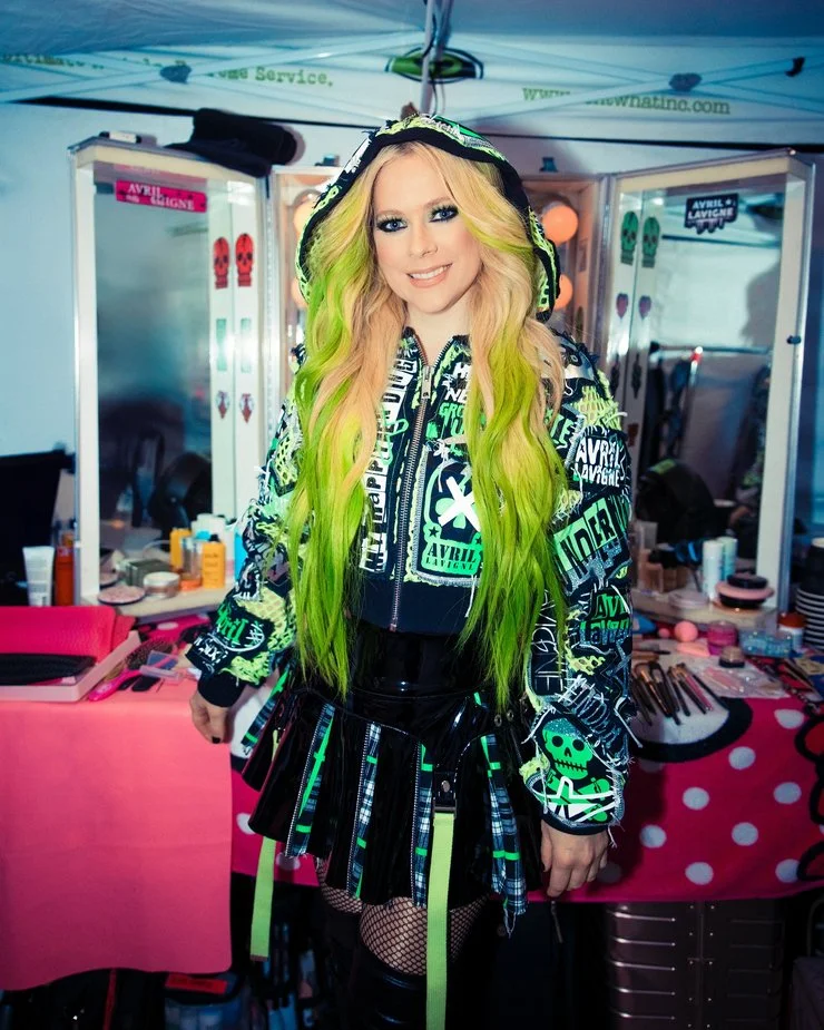 And now, ladies and gentlemen, here’s Avril Lavigne! Feel free to edit or caption these pics. image 9