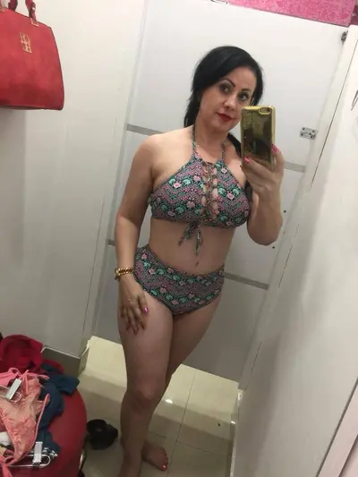 Yerno graba a su suegra duchandose cover image