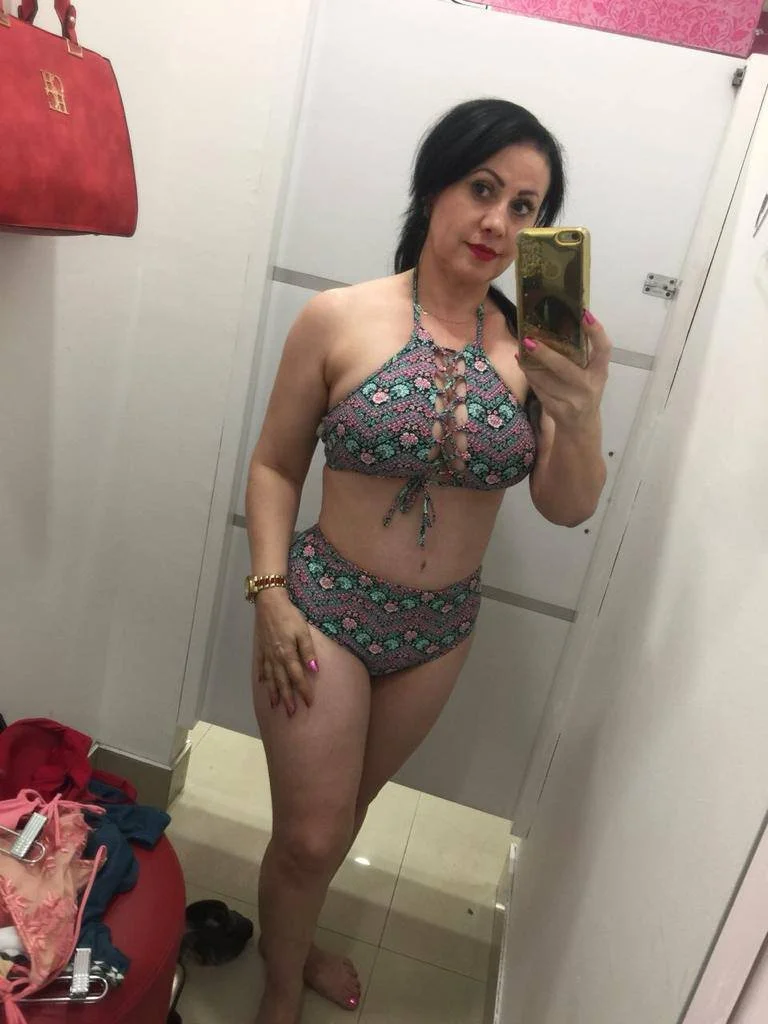 Yerno graba a su suegra duchandose main image
