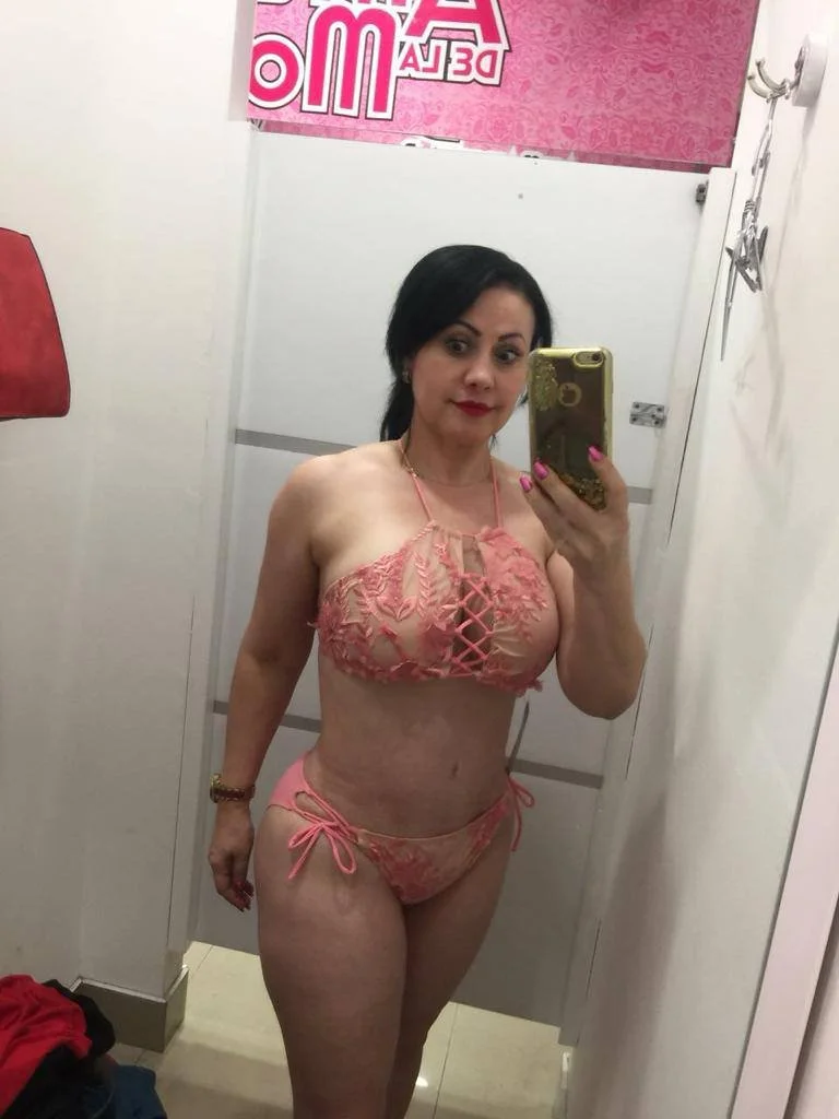 Yerno graba a su suegra duchandose image 2