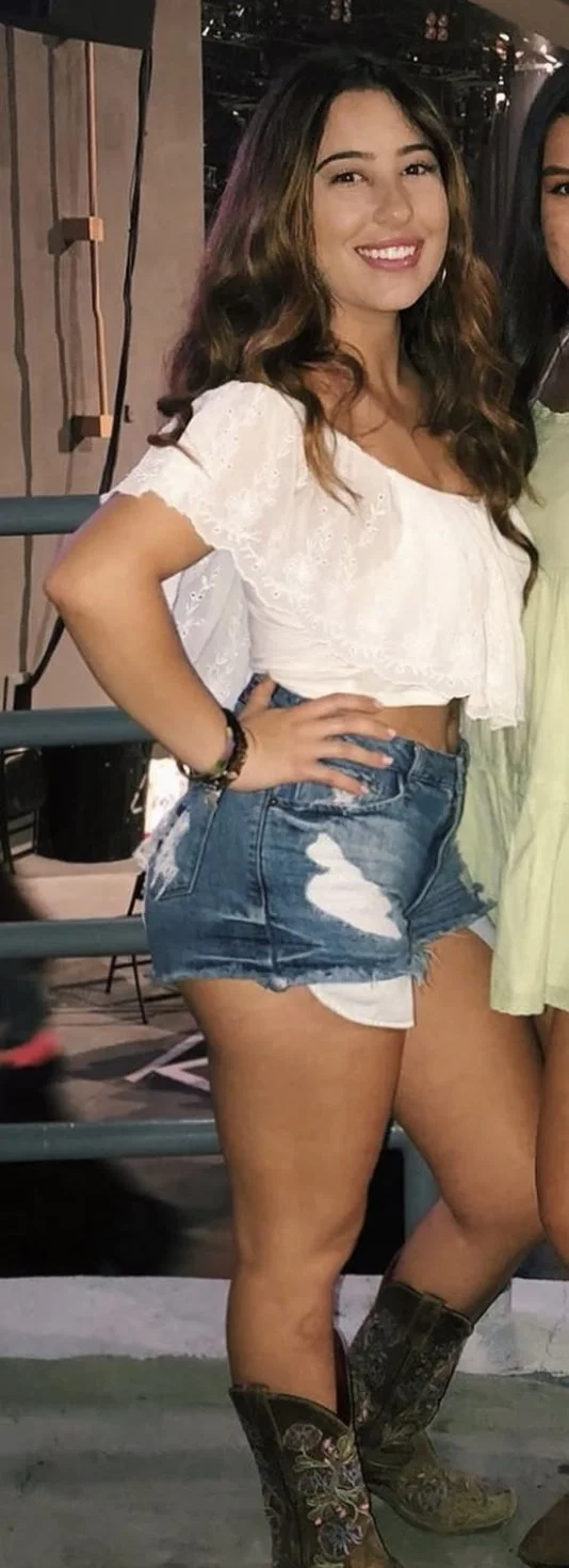 Meet sydney, always loved her tight stomach with thick thighs and very busty. main image