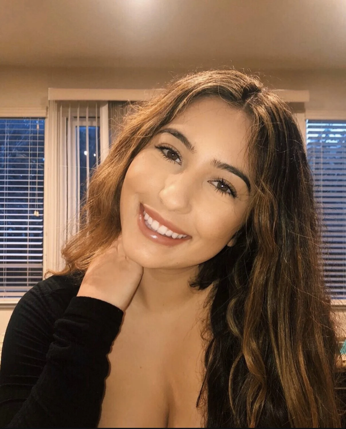 Meet sydney, always loved her tight stomach with thick thighs and very busty. image 18