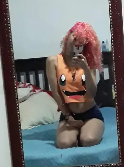 Vazou a novinha de cabelo rosa cover image