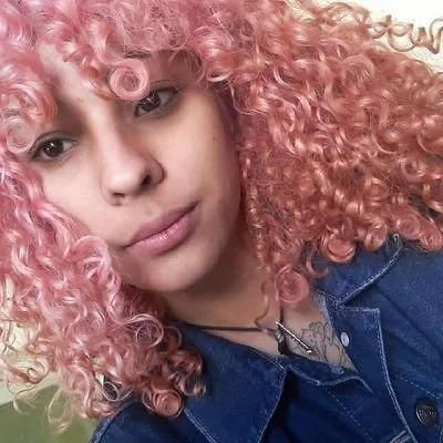 Vazou a novinha de cabelo rosa image 2