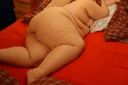 Deutsche SSBBW Fettsau nackt im Bett image 30