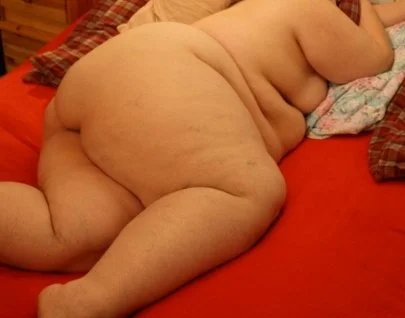 Deutsche SSBBW Fettsau nackt im Bett image 37