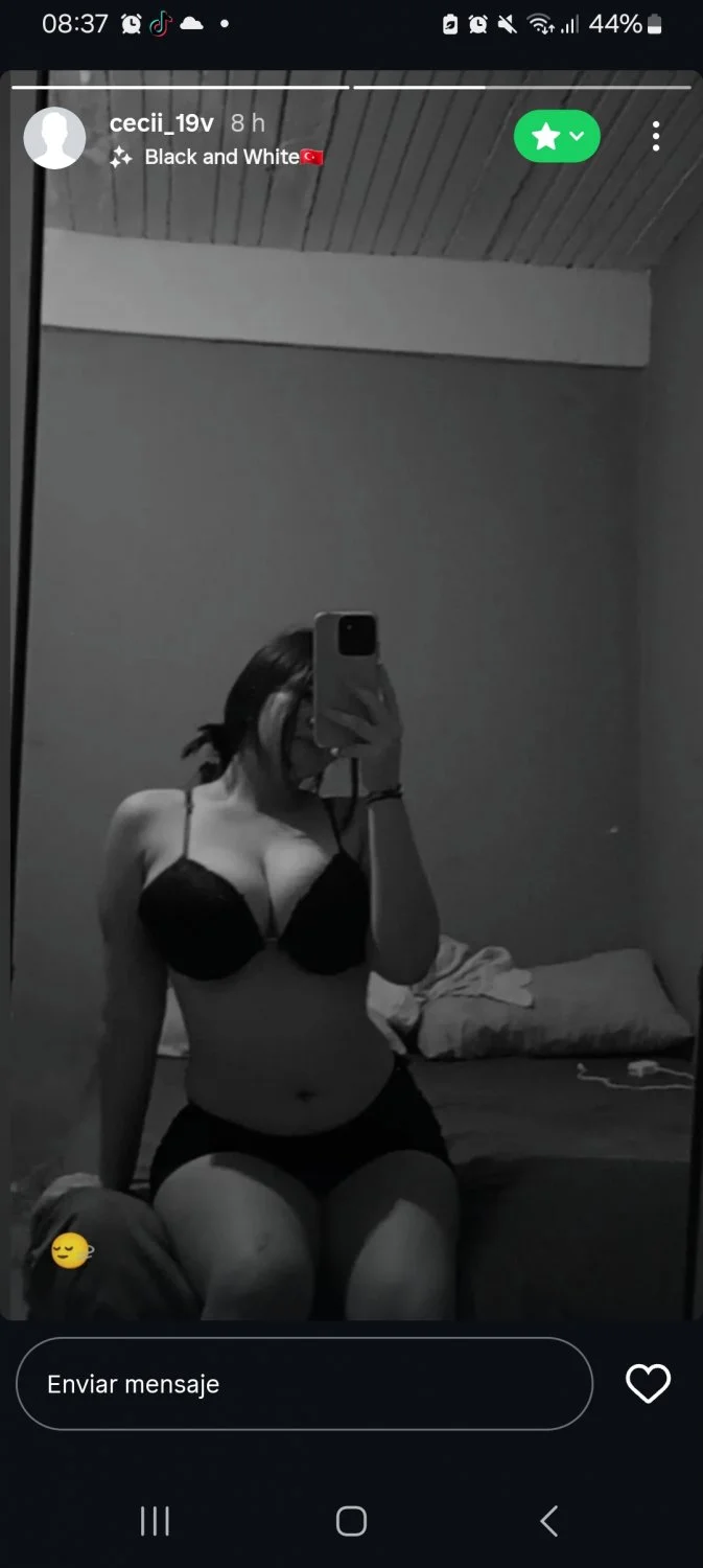 La amiga hot que manda sus fotos desnuda image 10