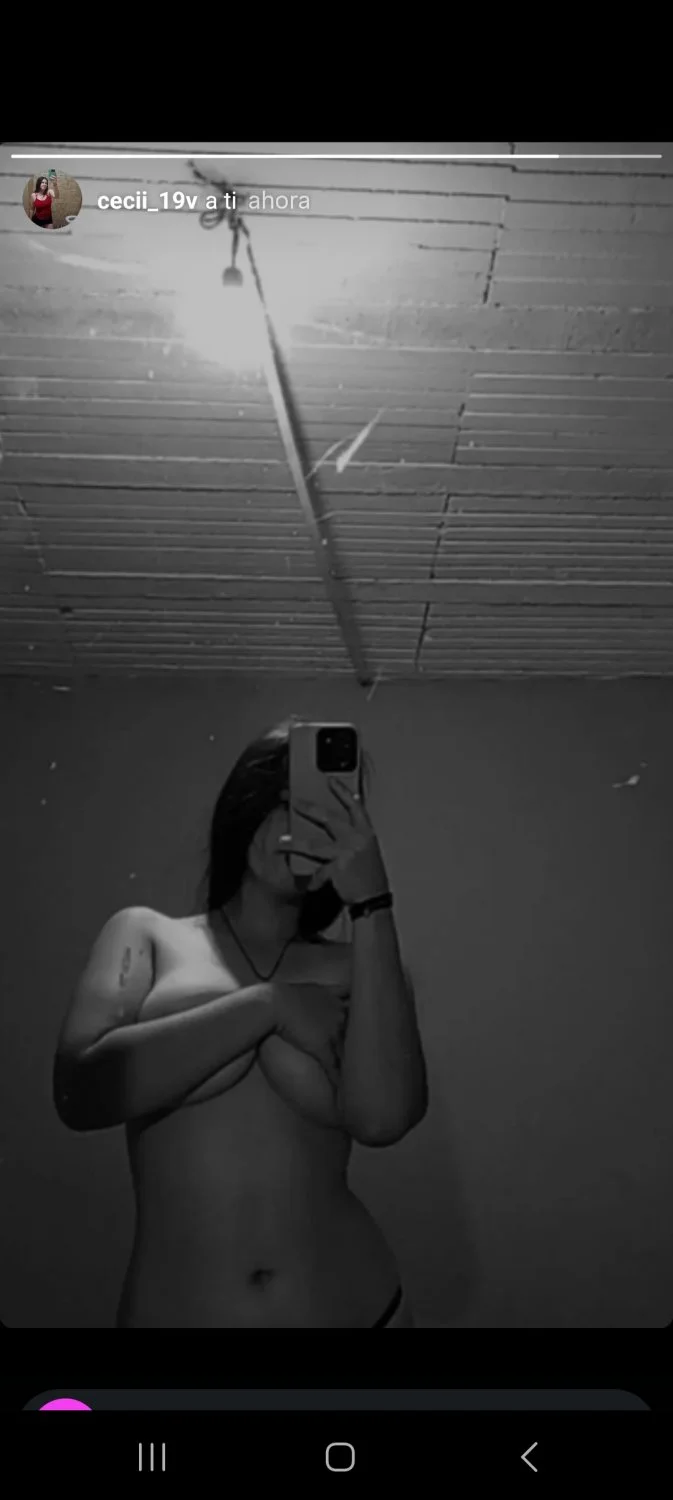 La amiga hot que manda sus fotos desnuda image 6