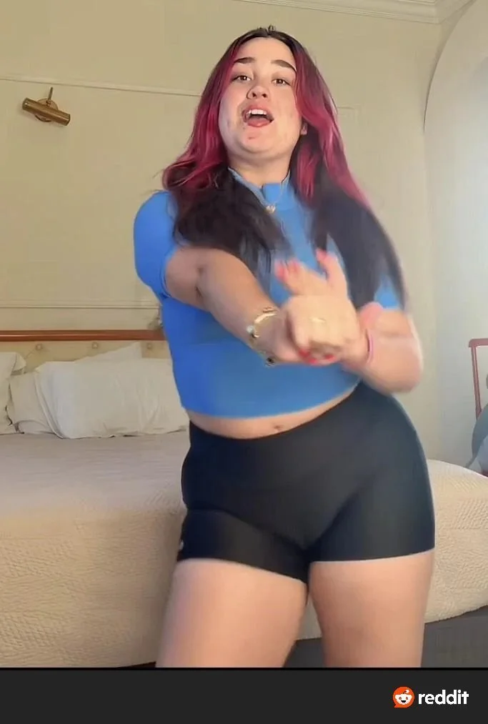 Emilly Vick se apresentando pra galera do Erome. Pronta pra satisfazer. IA - AI main image
