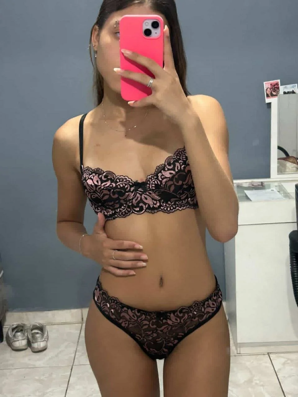 Putinha gravou trocando de roupa e se exibindo pro namorado e foi vazada caiu na net novinha gostosa main image