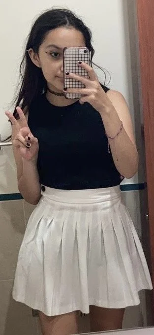 Exposing petite latina Gabs image 5