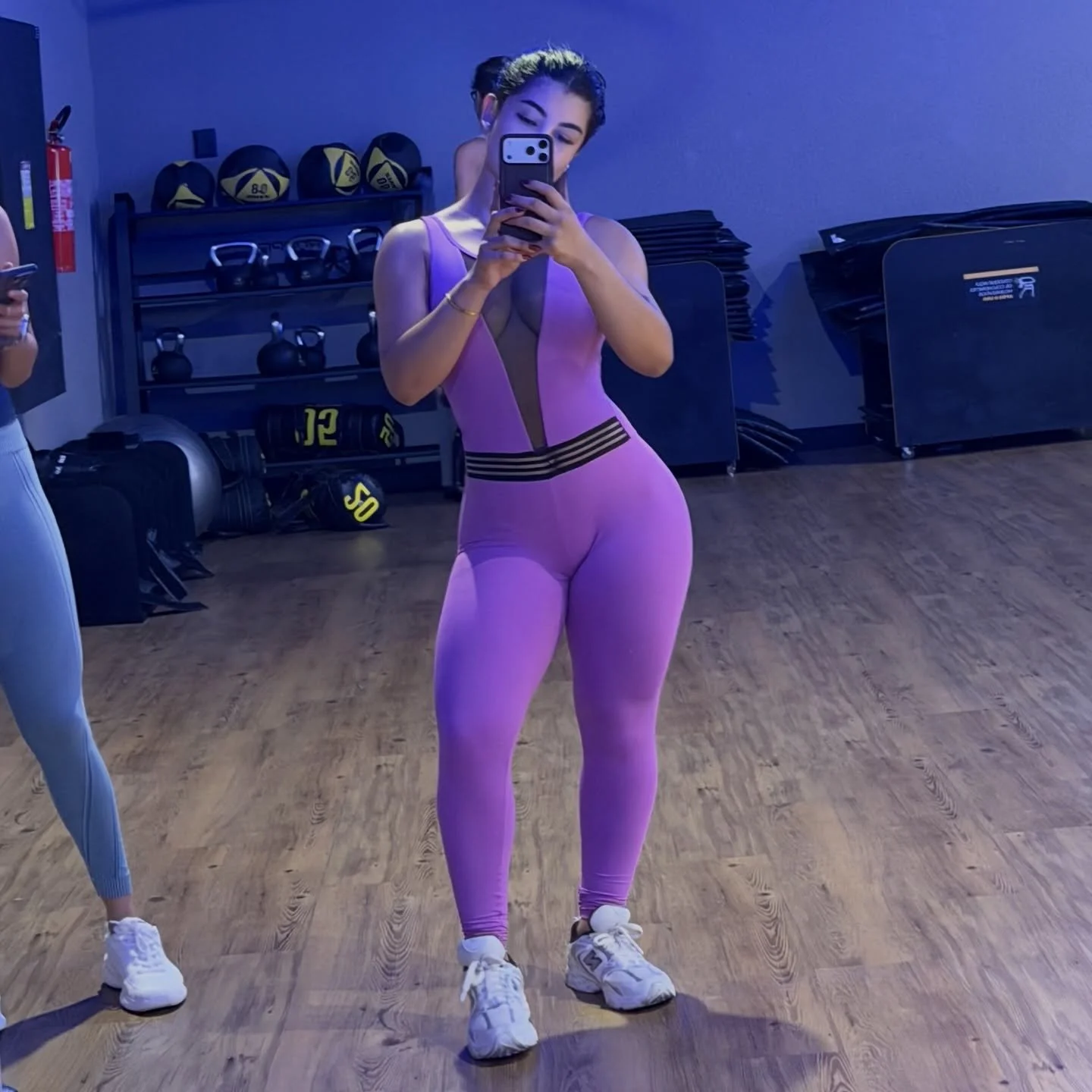 novinha deliciosa da academia se exibindo image 13