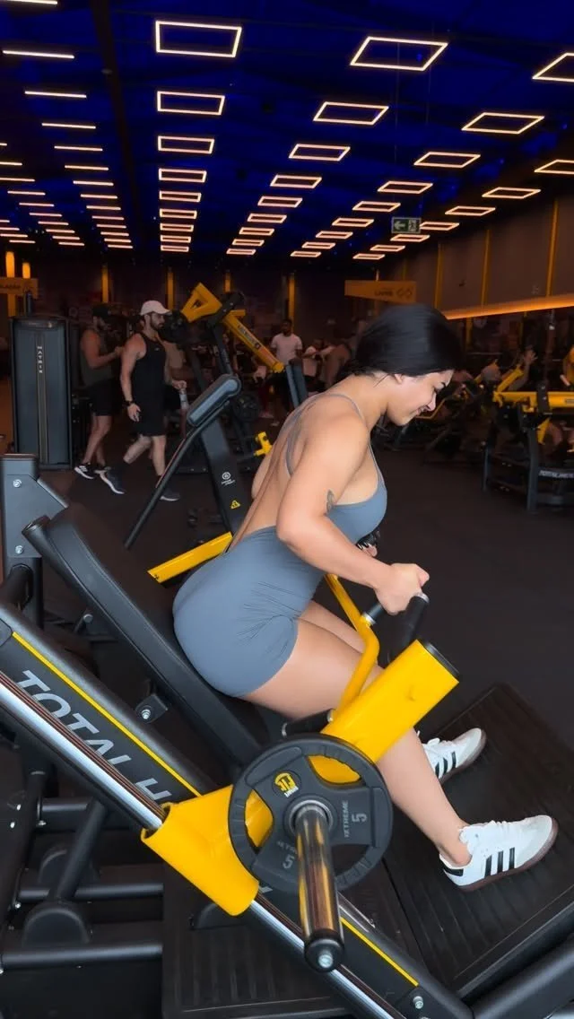 novinha deliciosa da academia se exibindo image 42