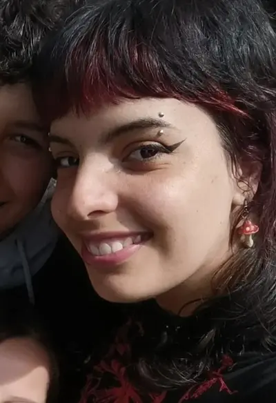 Laura emo Otaku pendeja Argentina morocha flaca culona rica grabándose cover image