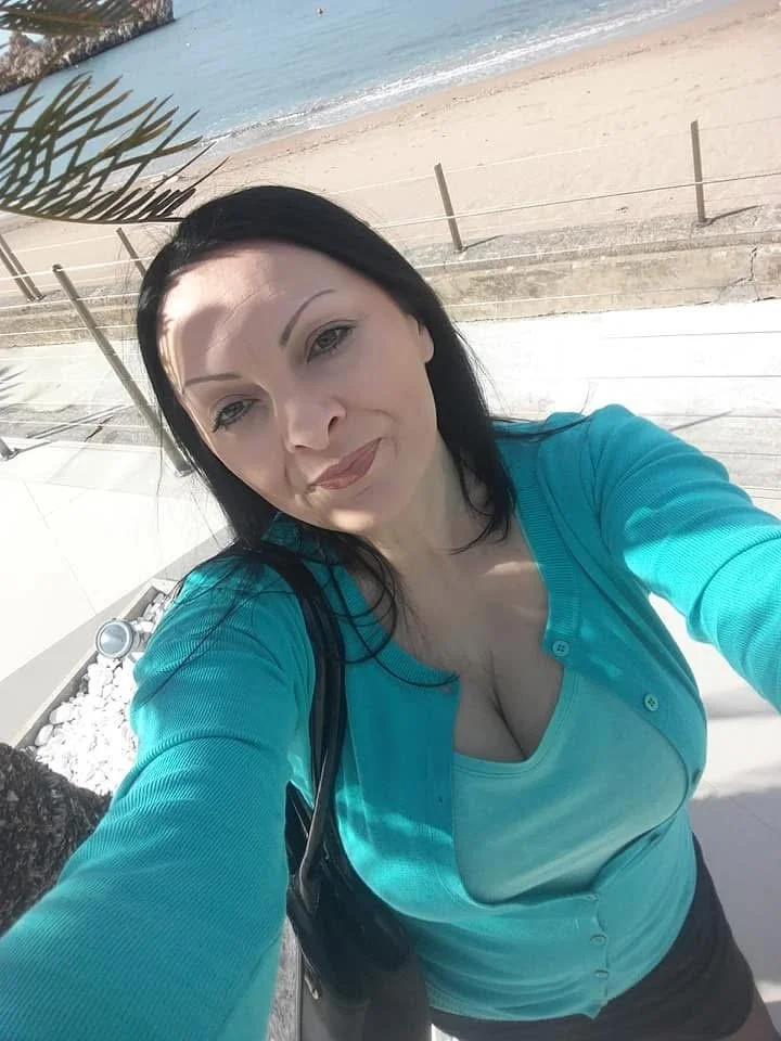 Exposing mom and cum on her bra image 11