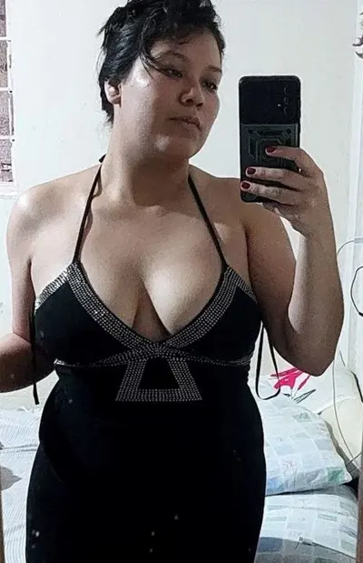 Deliciosa zorra Yesenia exhibida por el cornudo cover image