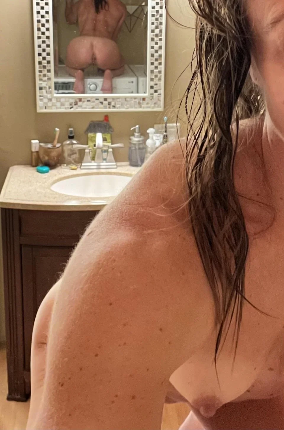 Pretty MILF loves selfies image 5