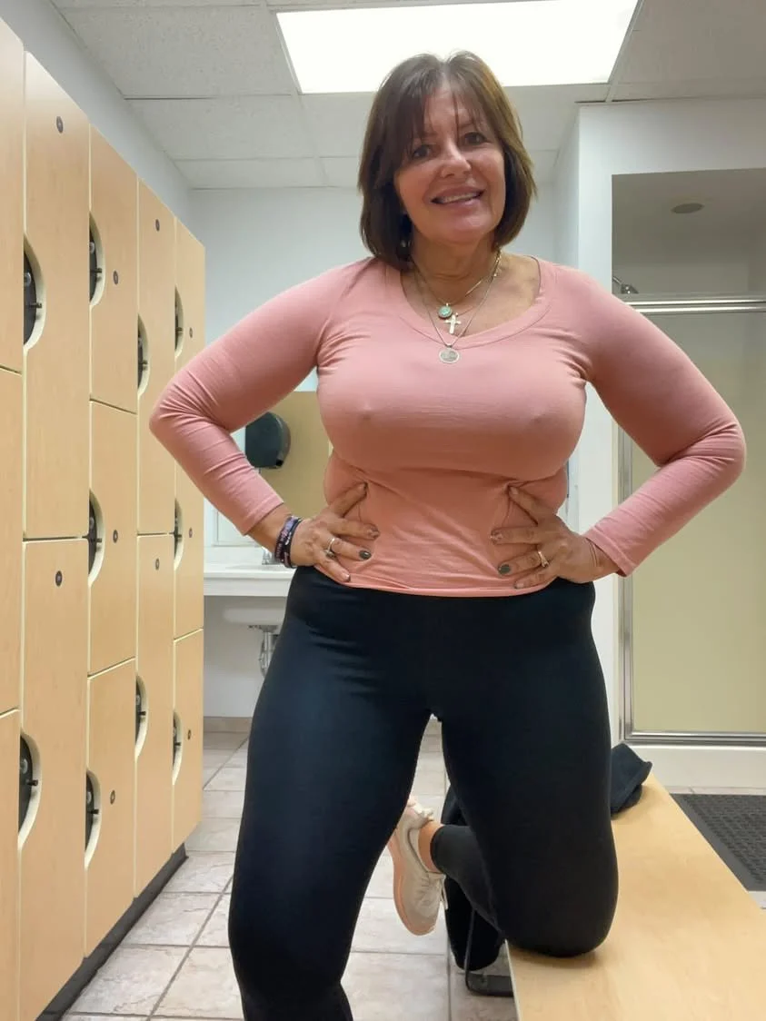 BronxG@l62 Gilf Hot Coroa Lou!se Americana image 11