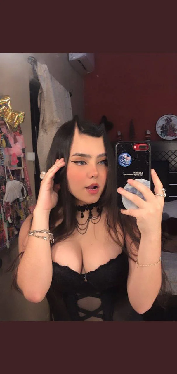 Hermosa blanquita emo sexy con rico culo deliciosa main image