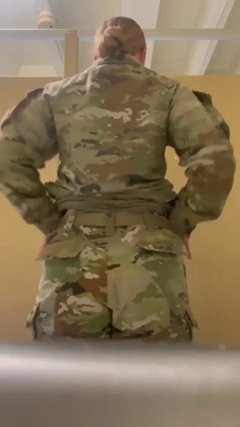 Army officer spreads her PAWG cheeks 😮😍 image 1