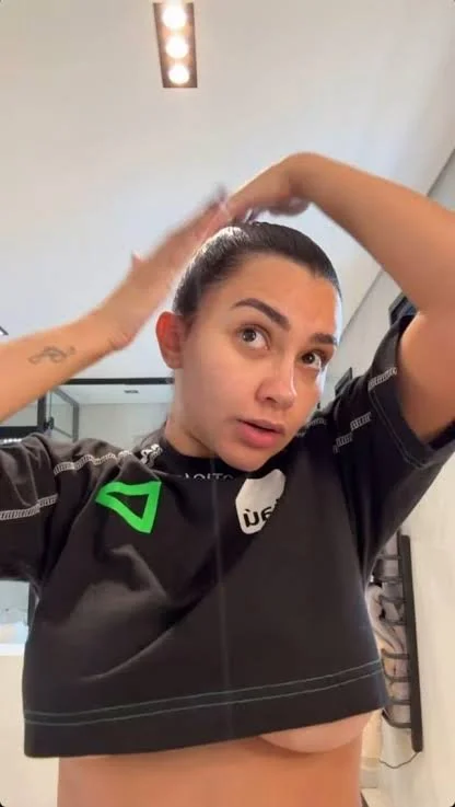 taina-costa-pagando-peitinho-nos-stories image 11