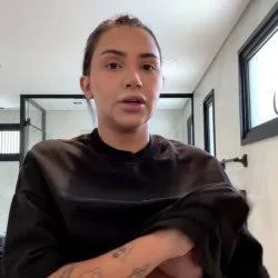 taina-costa-pagando-peitinho-nos-stories image 2