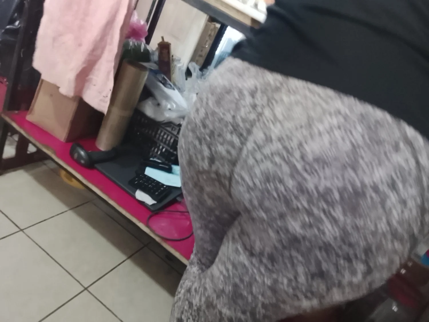 que rico esta el culote de esta perra, como me gusta morbosear ala puta zorra quiero comerselo🤤 image 4