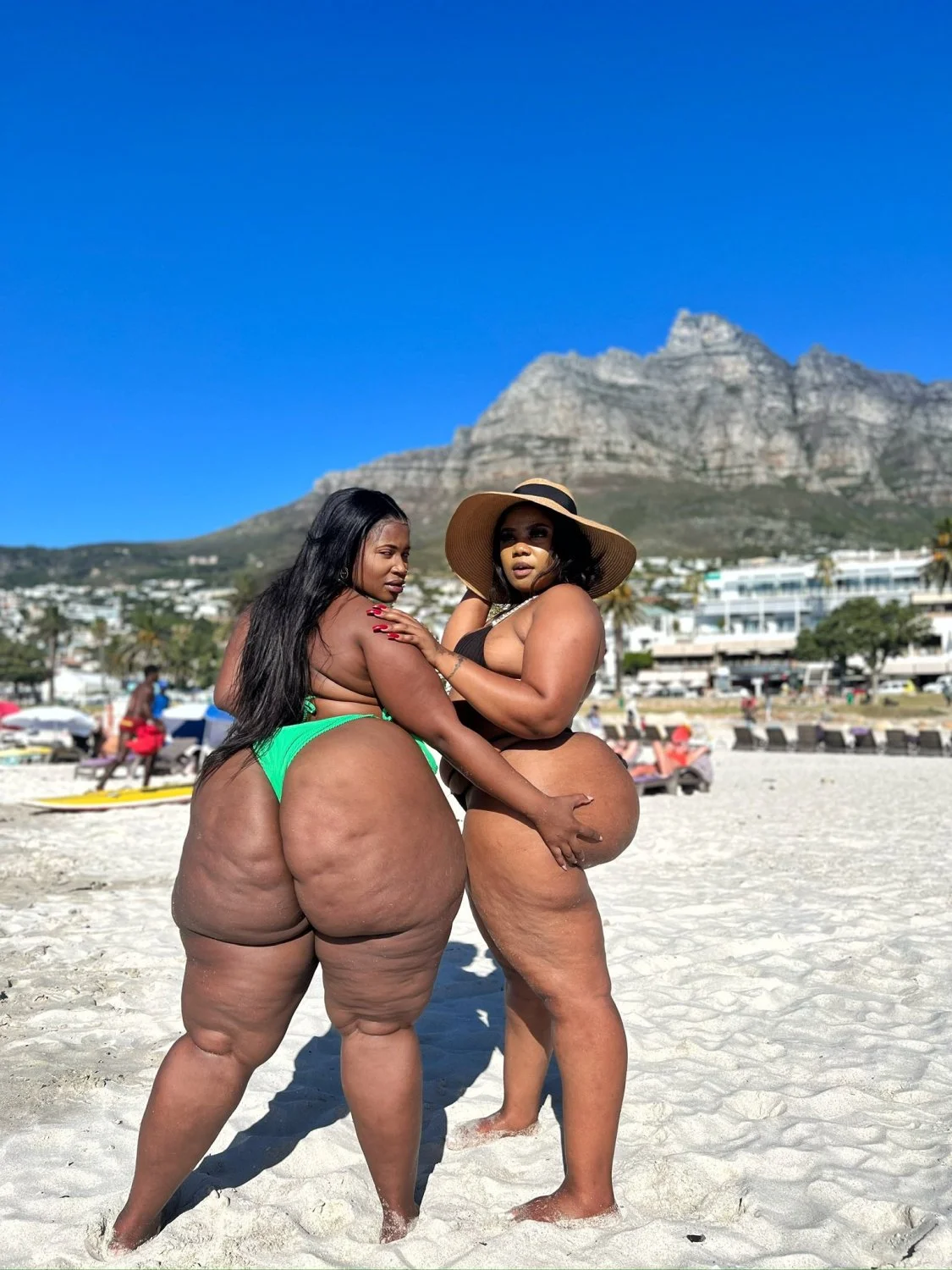 Wayyyy too much azz 😳 main image