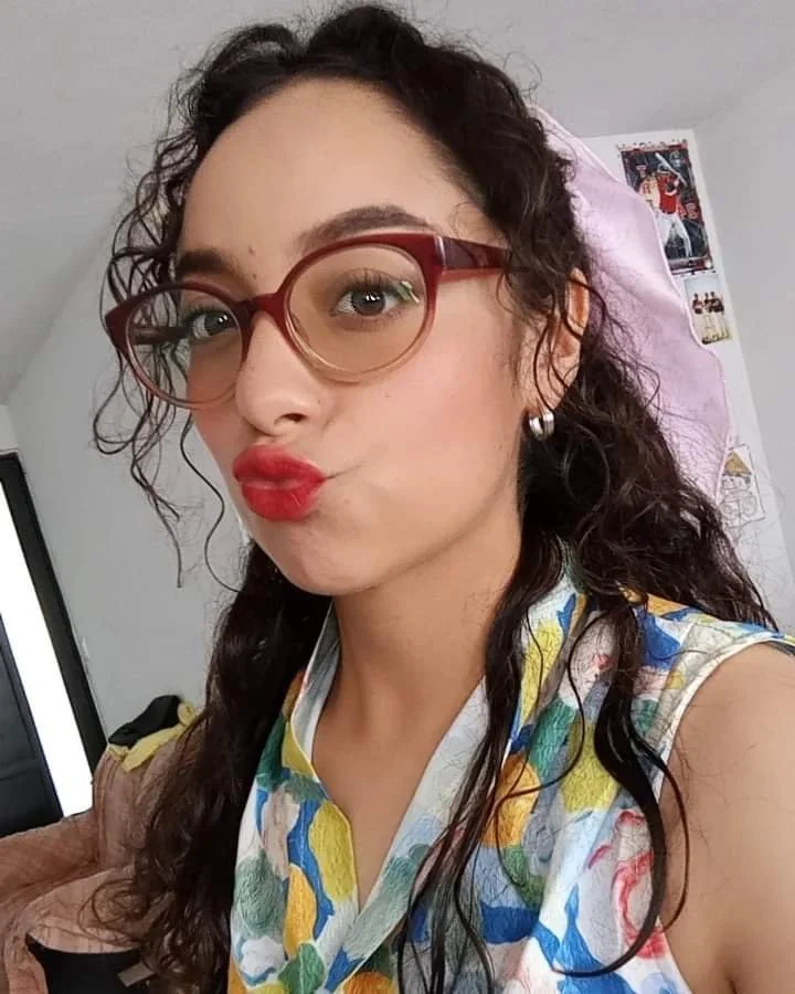 lengua afuera, tetas al aire y cara de necesitada de verga." image 3
