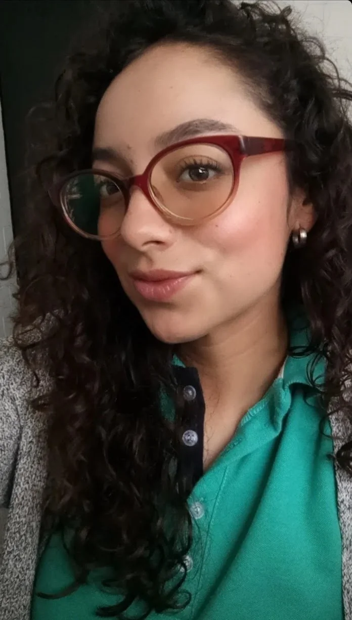 lengua afuera, tetas al aire y cara de necesitada de verga." image 6