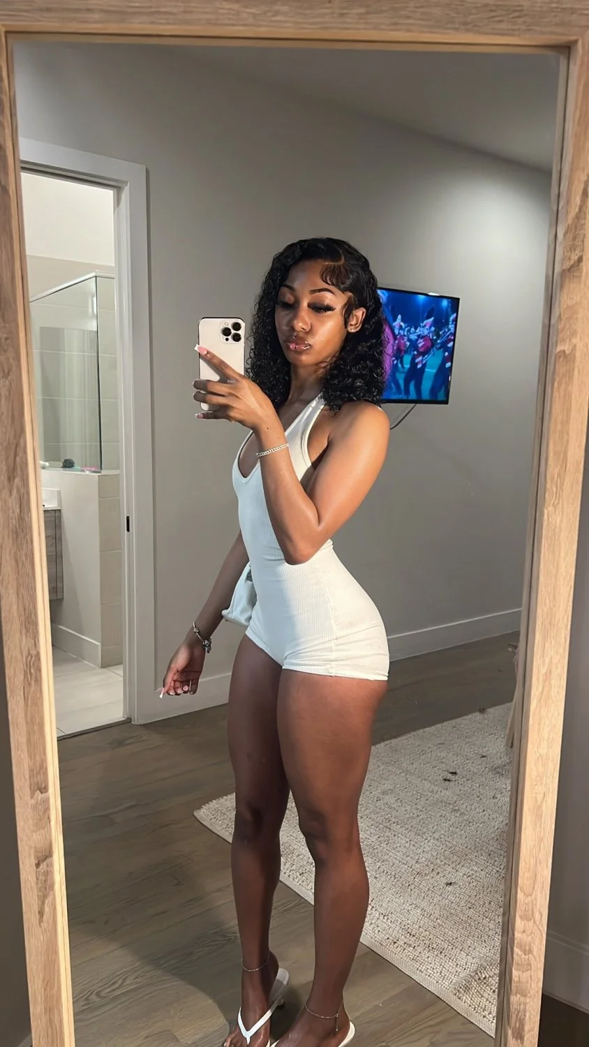 Sexy hot Ebony with phat pussy print 🥵🍑🔥 image 4