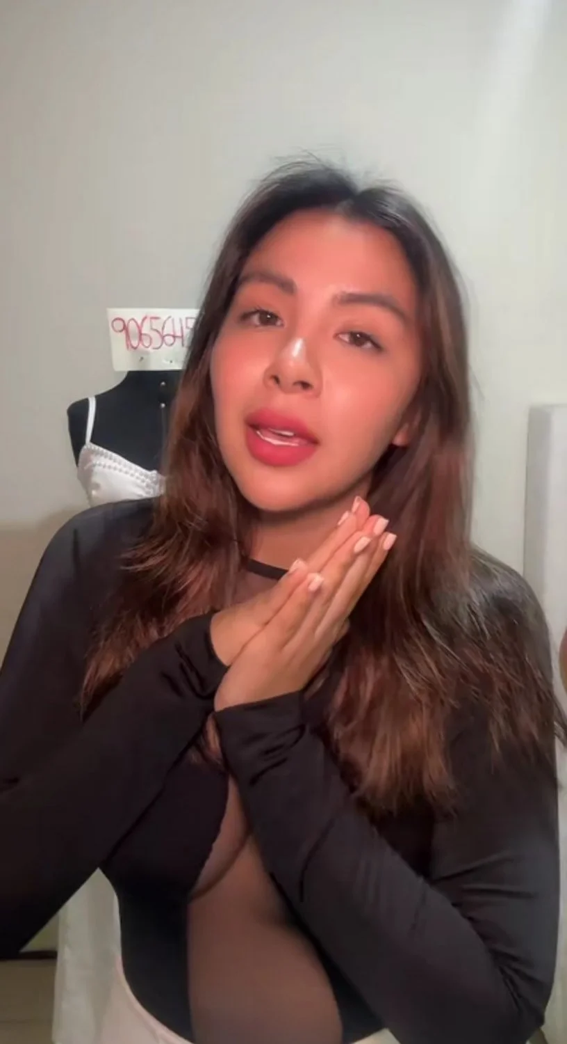 Peruana tetona live escote image 2