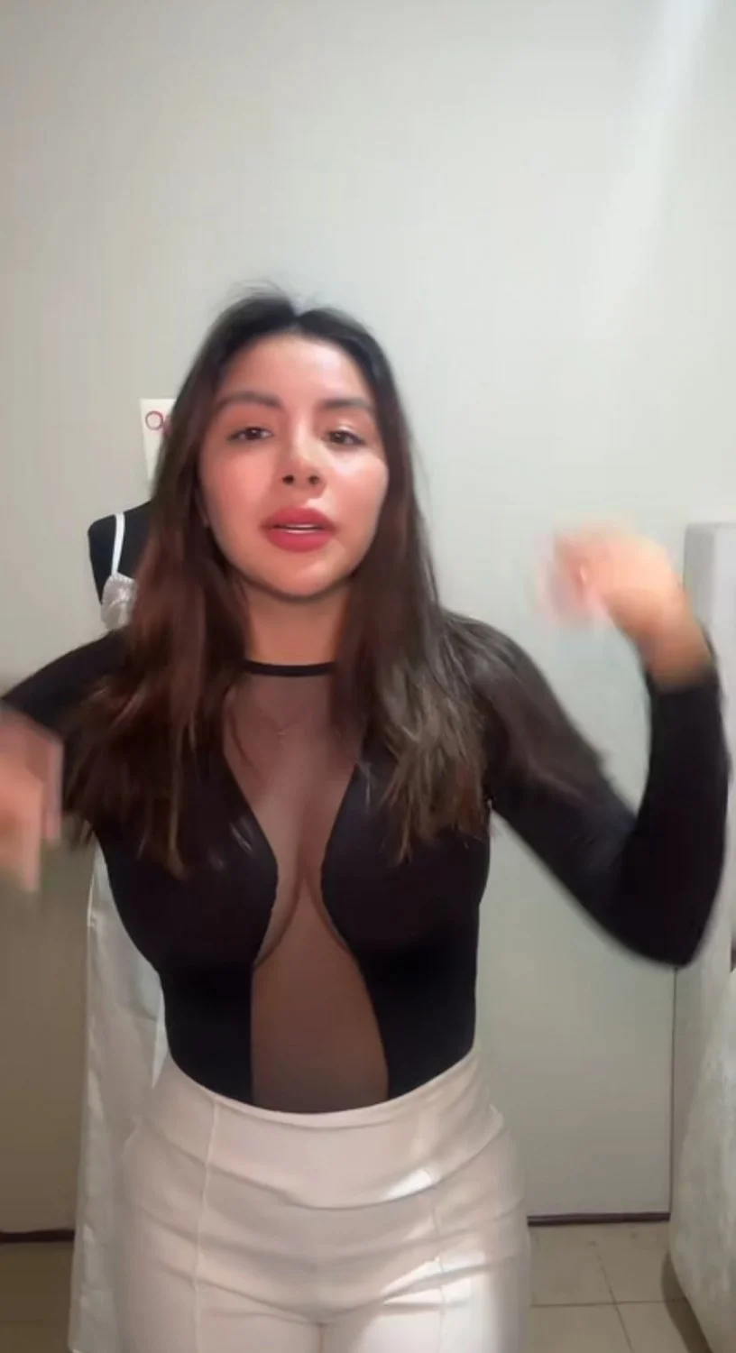 Peruana tetona live escote image 3