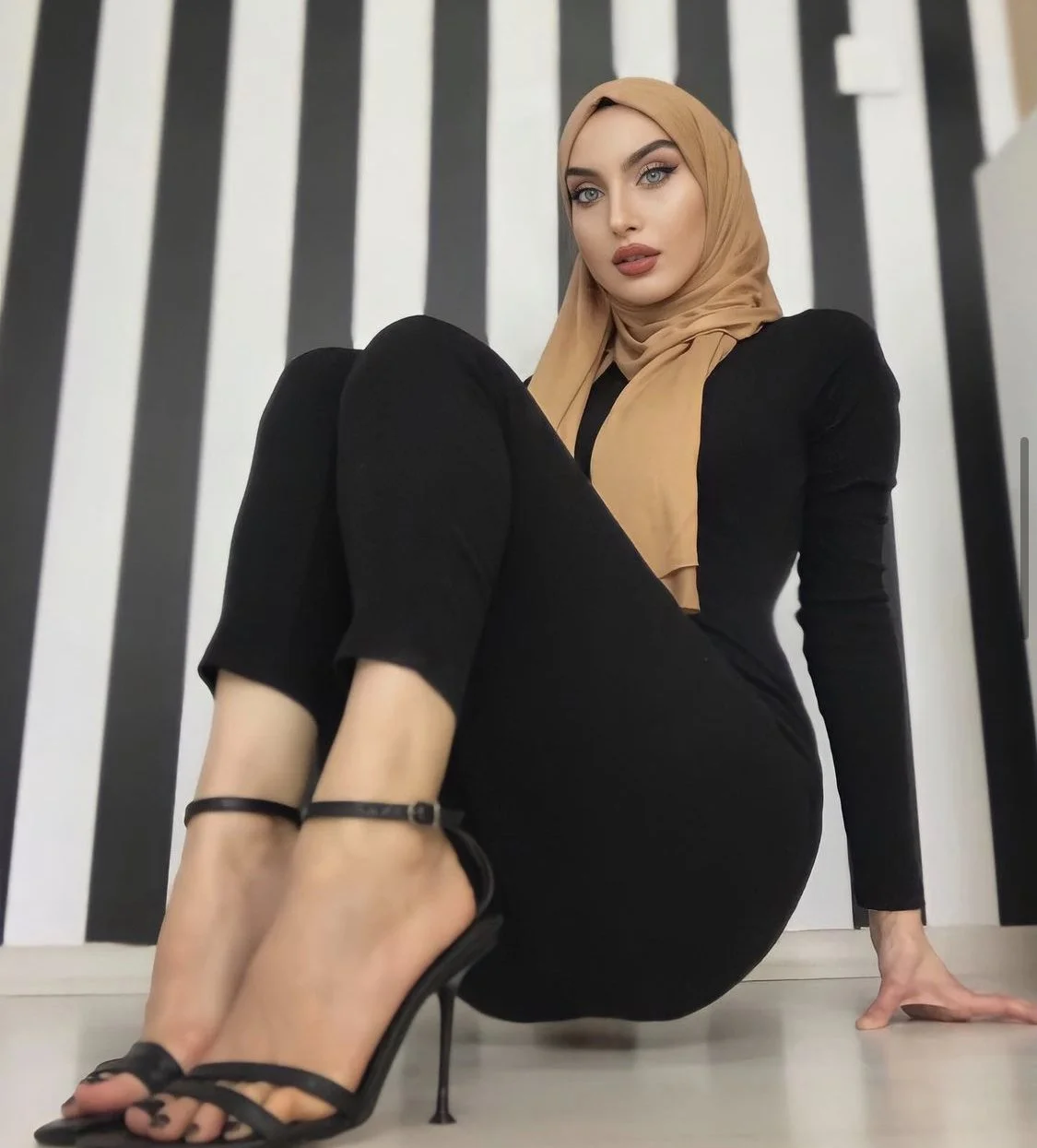 Hot models with hot feet and heels image 16