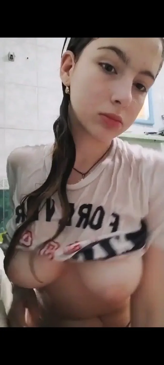 Peituda gostosa tomando banho em live image 8