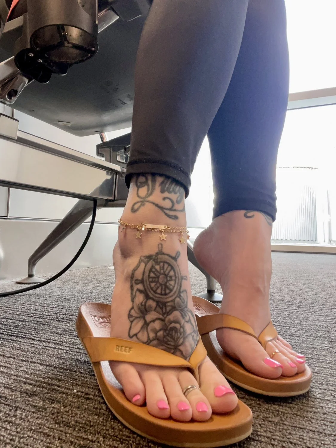 loirinha gostosa tatuada dos pes lindos que seguidor enviou image 5