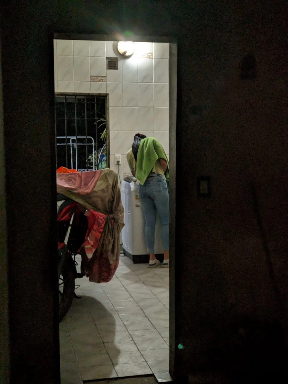 Espiando a la mamá de mi prima puta mientras se baña image 4