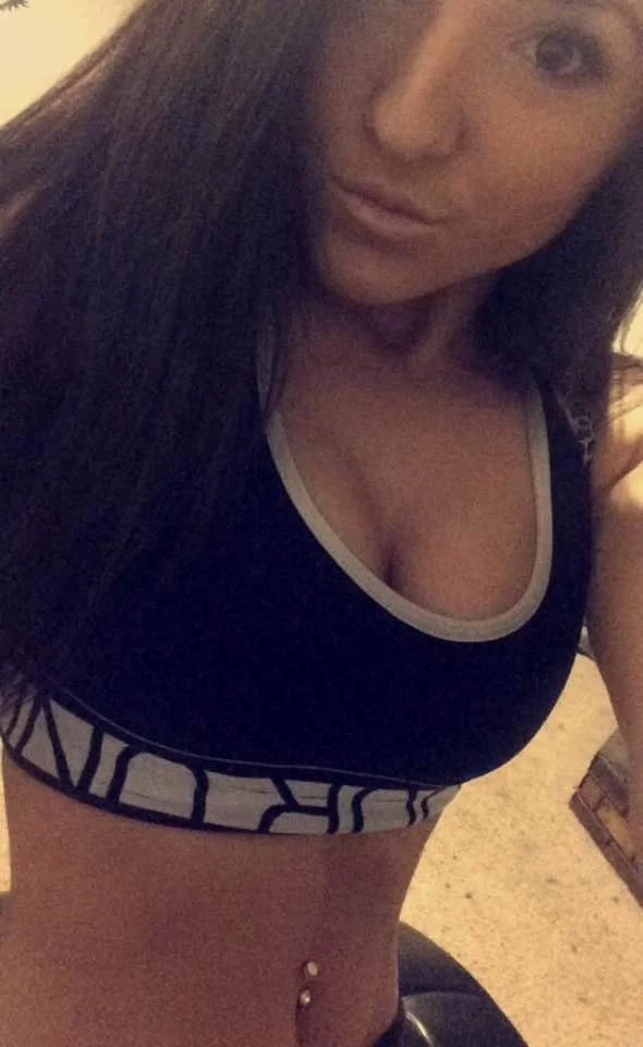 Sexy KIK slut, 20, showing her amazing body image 2