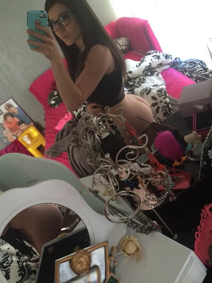 Sexy KIK slut, 20, showing her amazing body image 8