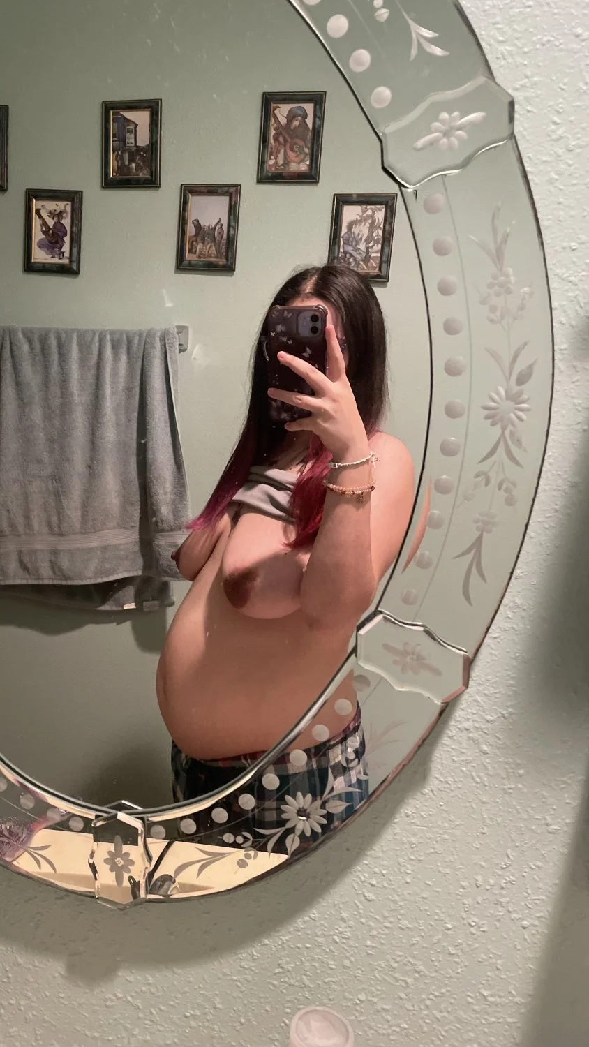 young mom preg image 9