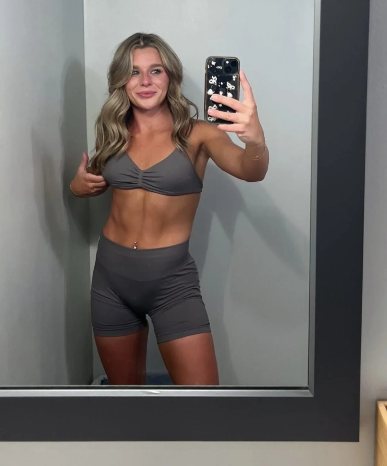 Petite slut Ella likes to show off image 3