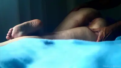 Amiga bebada dormiu, dai abri a bunda dela pra dar uma olhada no cu cover image
