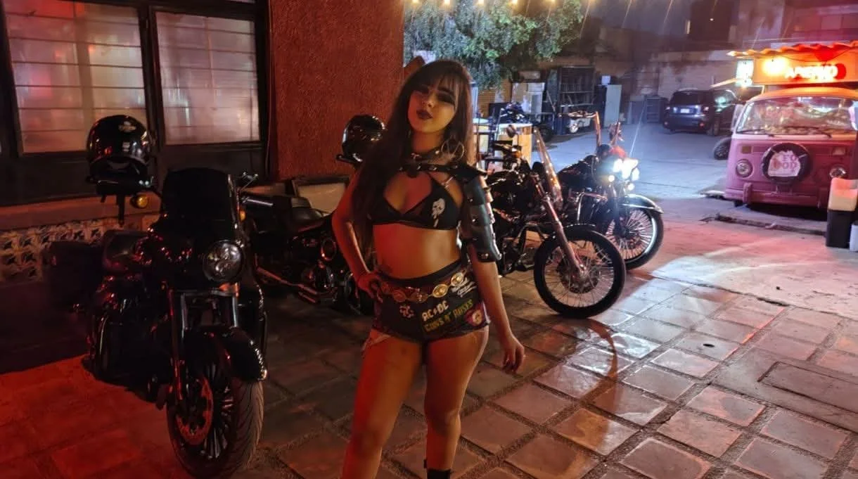 Puta tetona image 2